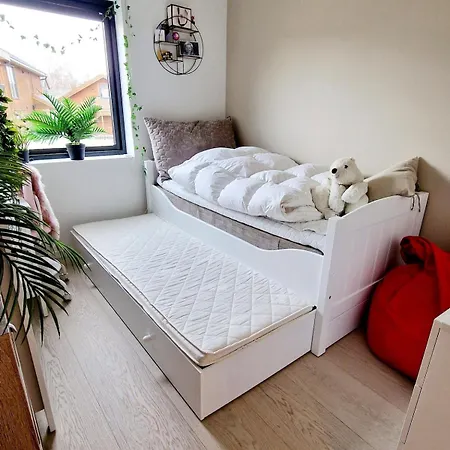 New, Modern House With 6 Bedrooms