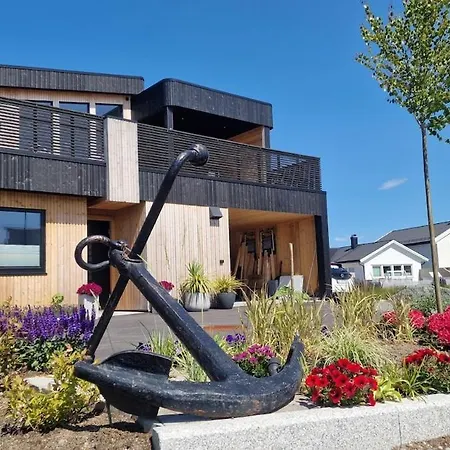 New, Modern House With 6 Bedrooms Villa *